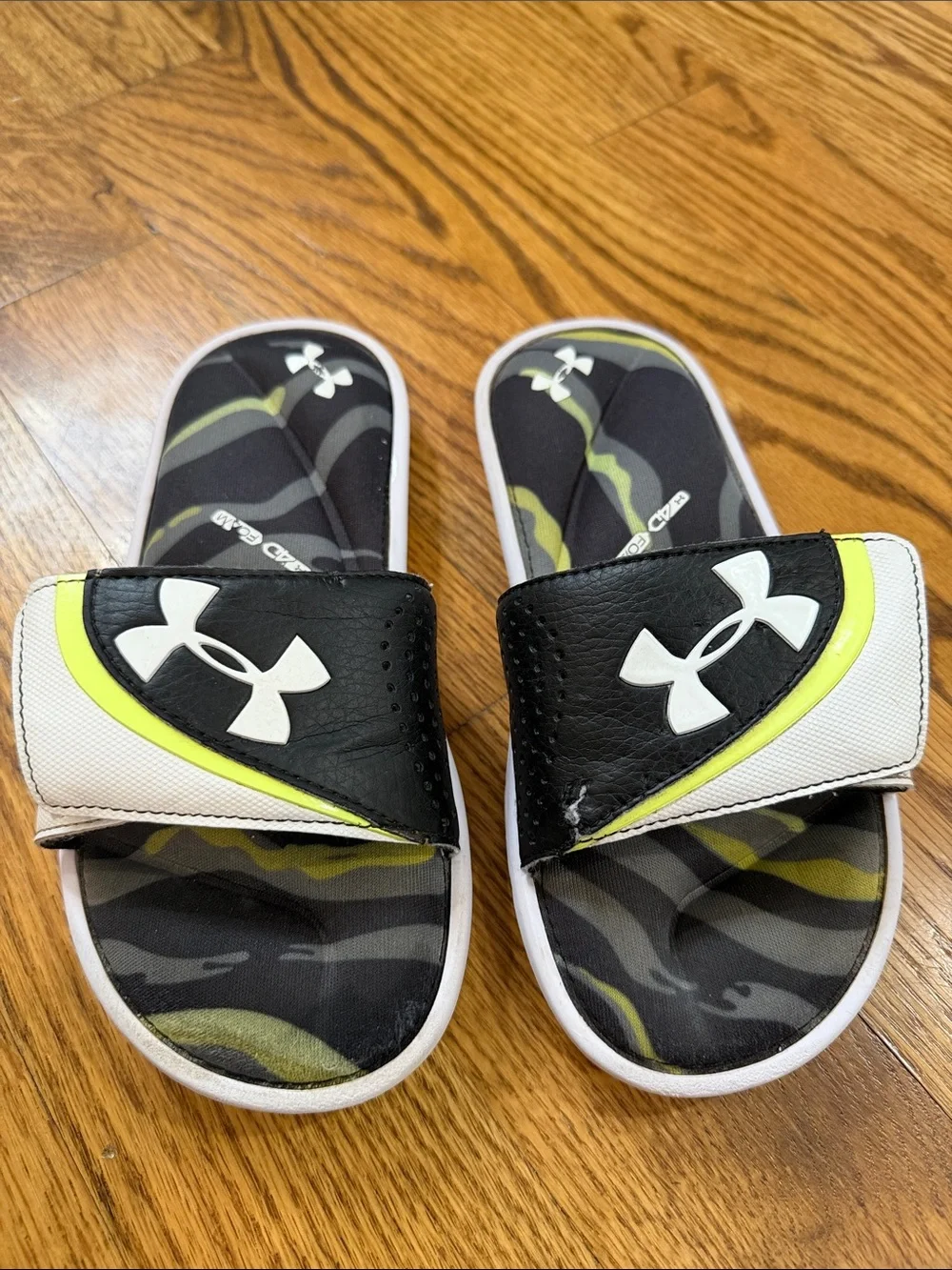 Boy’s Under Armour Flip Flops. Size 3Y. Excellent Condition.